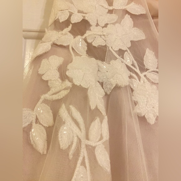 Brand New David’s Bridal appliqued cap sleeve tulle ball gown wedding dress - Picture 12 of 16